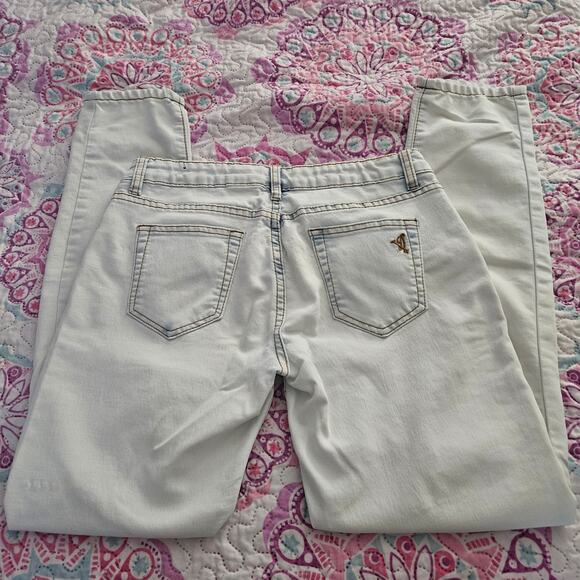 Women's V.I.P. Light Washed Jean's Size 5/6 - Picture 4 of 8